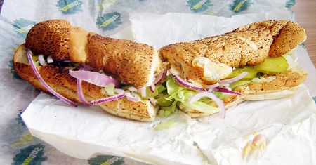 Kanapka na białym pieczywie ze stekiem, serem, sałatą i pomidorem (Subway)