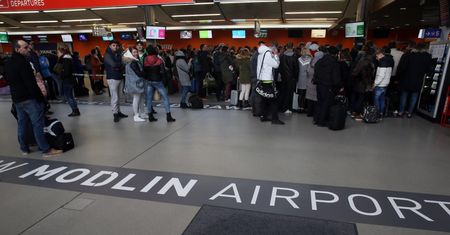Lotniskowe szaleństwo. Warszawa osobliwością na europejską skalę