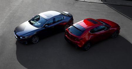 Nowa Mazda 3: obserwuje kierowcę, napędza ją "benzynowy diesel", a prowadzi belka skrętna