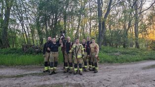 Kazimierz Biskupi: Koń uwięziony w bagnie. Akcja ratunkowa w trudnych warunkach