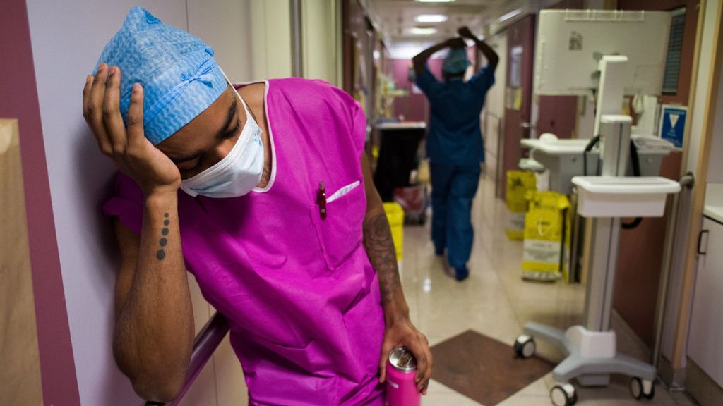 Młodzi lekarze są przemęczeni w wyniku pandemicznego kryzysu