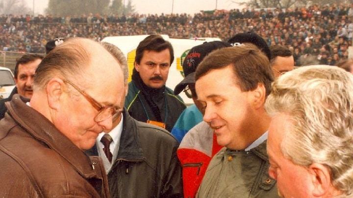 Zdjęcie okładkowe artykułu: Archiwum prywatne / Na zdjęciu: Roman Cheładze (pierwszy z lewej) kończący karierę sędziowską w 1996 roku