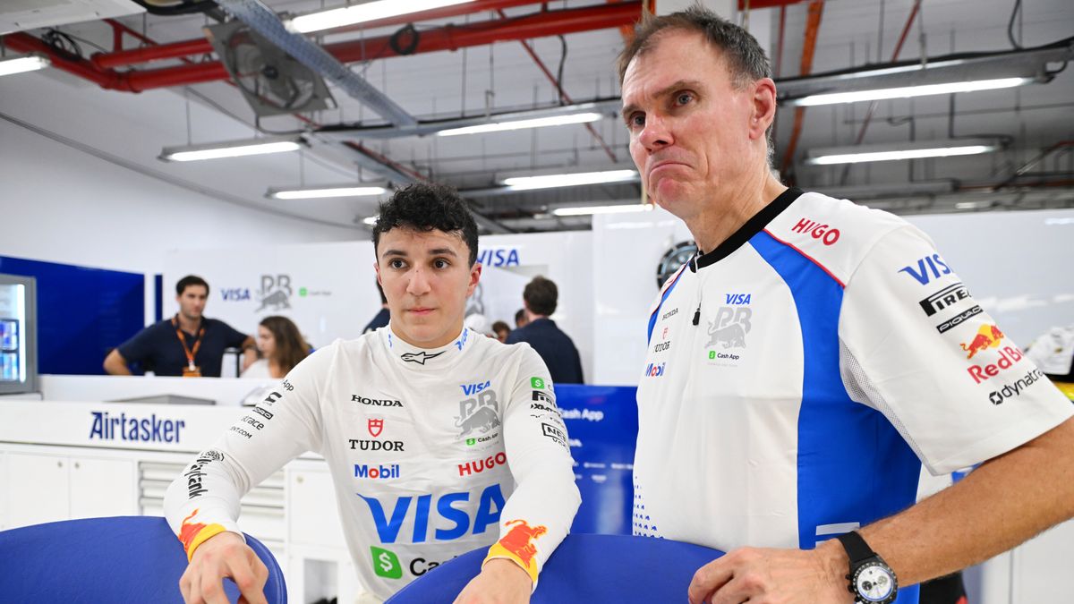 Materiały prasowe / Visa Cash App RB / Na zdjęciu: z lewej Isack Hadjar (kierowca Visa Cash App RB), z prawej Alan Permane (szef zespołu)