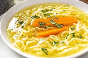 Wrzucam to do rosołu i nie mówię babci. Podbija smak lepiej niż maggi i opalona cebula