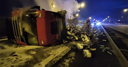 Tir stanął w płomieniach. Kierowca zasnął za kierownicą