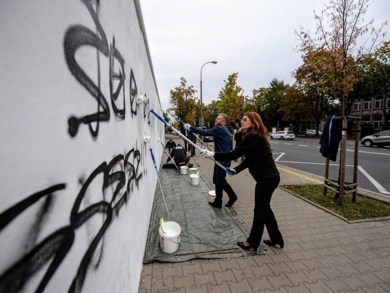 Wulgaryzmy na murach Polonii. Ratusz walczy z uliczną agresją