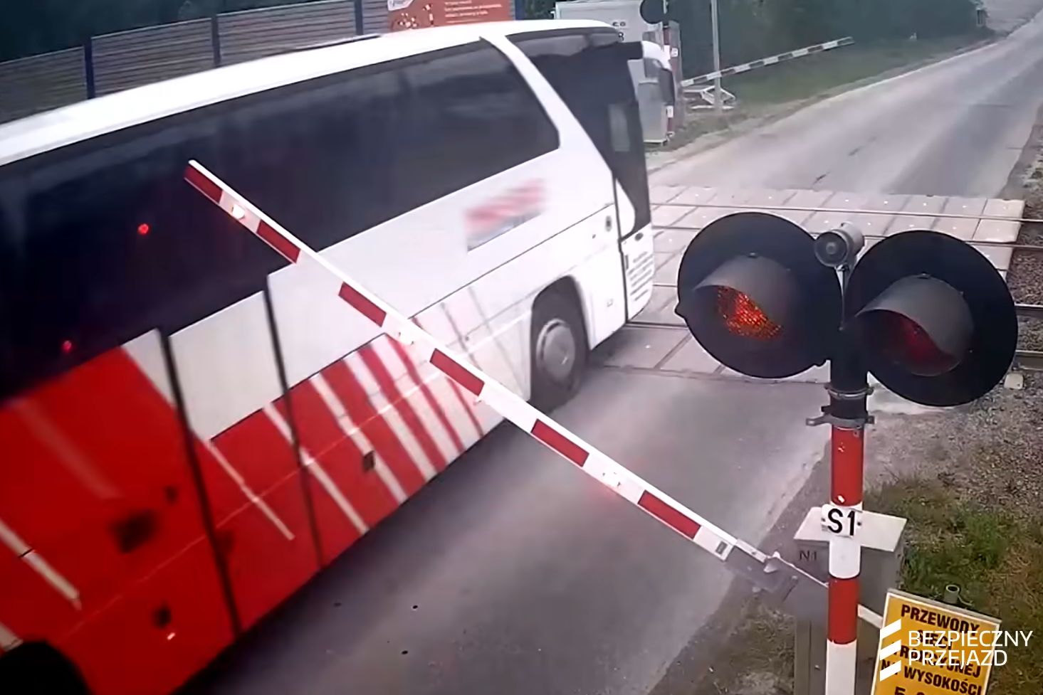 Sceny grozy w Małopolsce. Autobus uszkodził rogatki na przejeździe