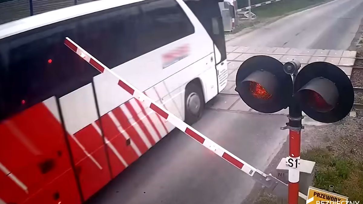 Tak zachował się kierowca autobusu na przejeździe w Pisarach