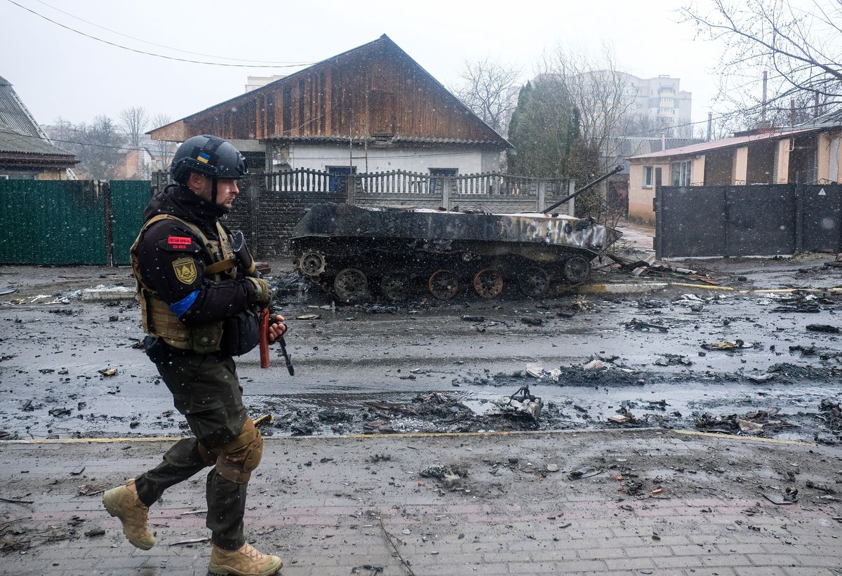 Ukraiński żołnierz z Buczy po wycofaniu się stamtąd Rosjan 