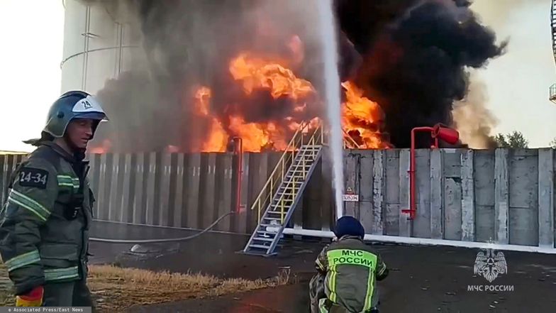 Ukraińskie drony atakują składy ropy, Rosjanie uderzają w elektrownie