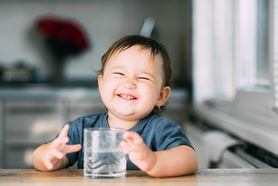 Nawodnienie ma znaczenie – jak wybrać wysokojakościową i bezpieczną wodę dla dziecka