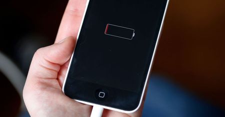Czy można używać telefonu podczas ładowania? Eksperci podali odpowiedź