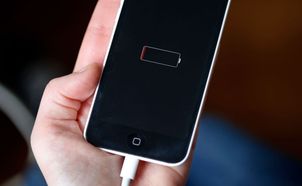 Czy można używać telefonu podczas ładowania? Eksperci podali odpowiedź