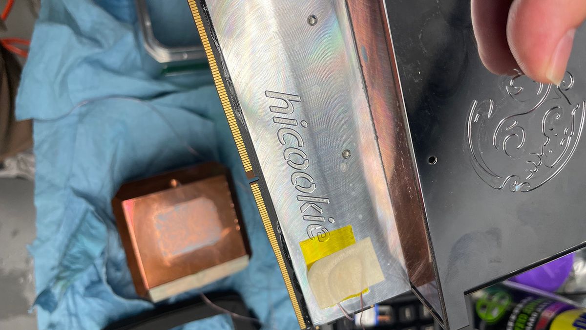 Moduł pamięci DDR5, który osiągnął rekord taktowania.