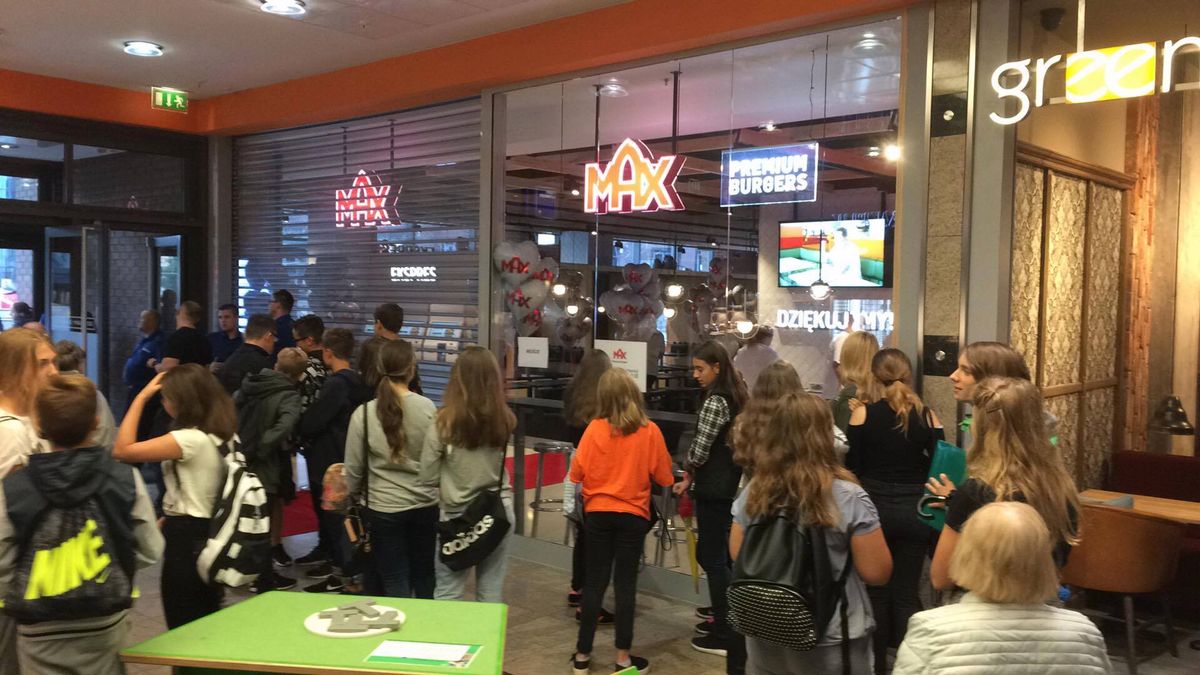 Nowa sieć burgerów w Polsce. Klienci czekali na otwarcie drzwi [NASZA RELACJA]