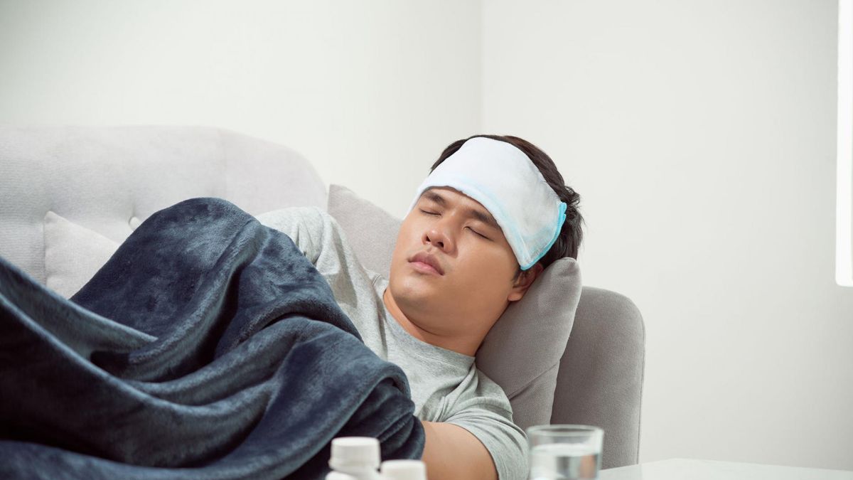 Grypa wiąże się z bardziej intensywnymi dolegliwościami niż przeziębienie.