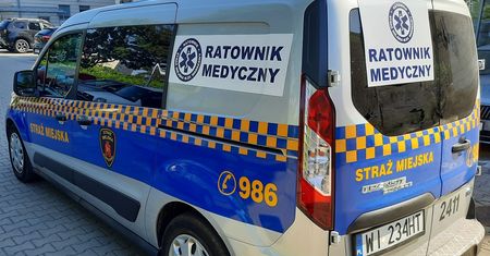 Nieprzytomny leżał przy ogrodzeniu szkoły. Miał usta pełne krwi