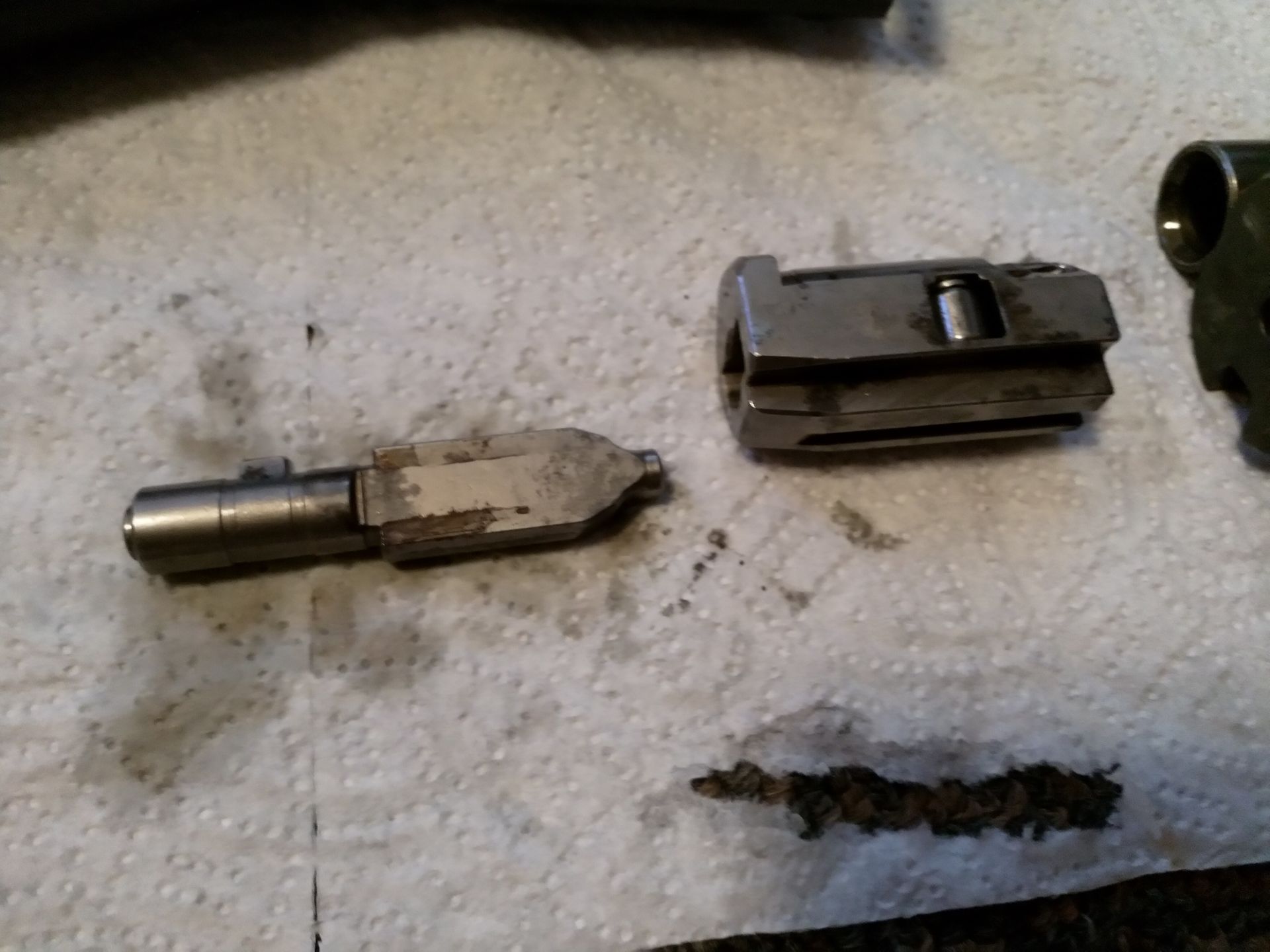 Serce karabinu HK G3. Czoło zamka z rolkami oraz tzw. klin sterujący.