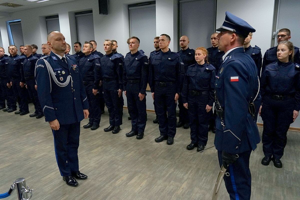 Bydgoszcz: Mamy 50 nowych policjantów. Ślubowali w Komendzie Wojewódzkiej
