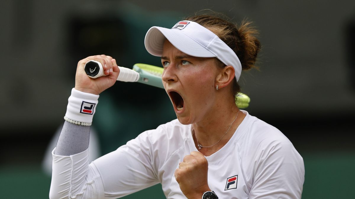 PAP/EPA / Tolga Akmen / Barbora Krejcikova w finale Wimbledonu przeciwko Jasminie Paolini