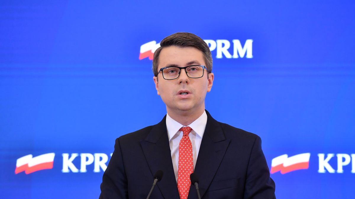 Piotr MuellerPiotr NowakKancelaria Prezesa Rady Ministr�w, konferencja prasowa, korekta, KPRM, polityk, polityka, Polski �ad, rzecznik rz�du, wynagrodzenia