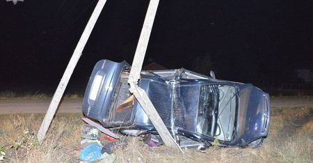 Ryki: Straciła panowanie nad pojazdem. Citroen dachował i zatrzymał się na słupie