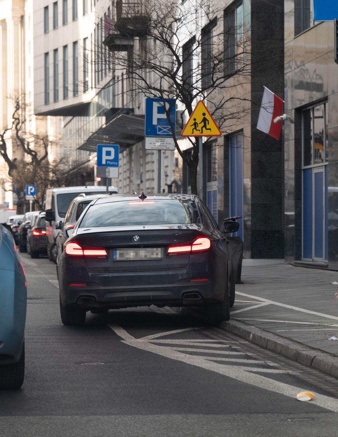 Monika Olejnik parkuje na kopercie w centrum Warszawy