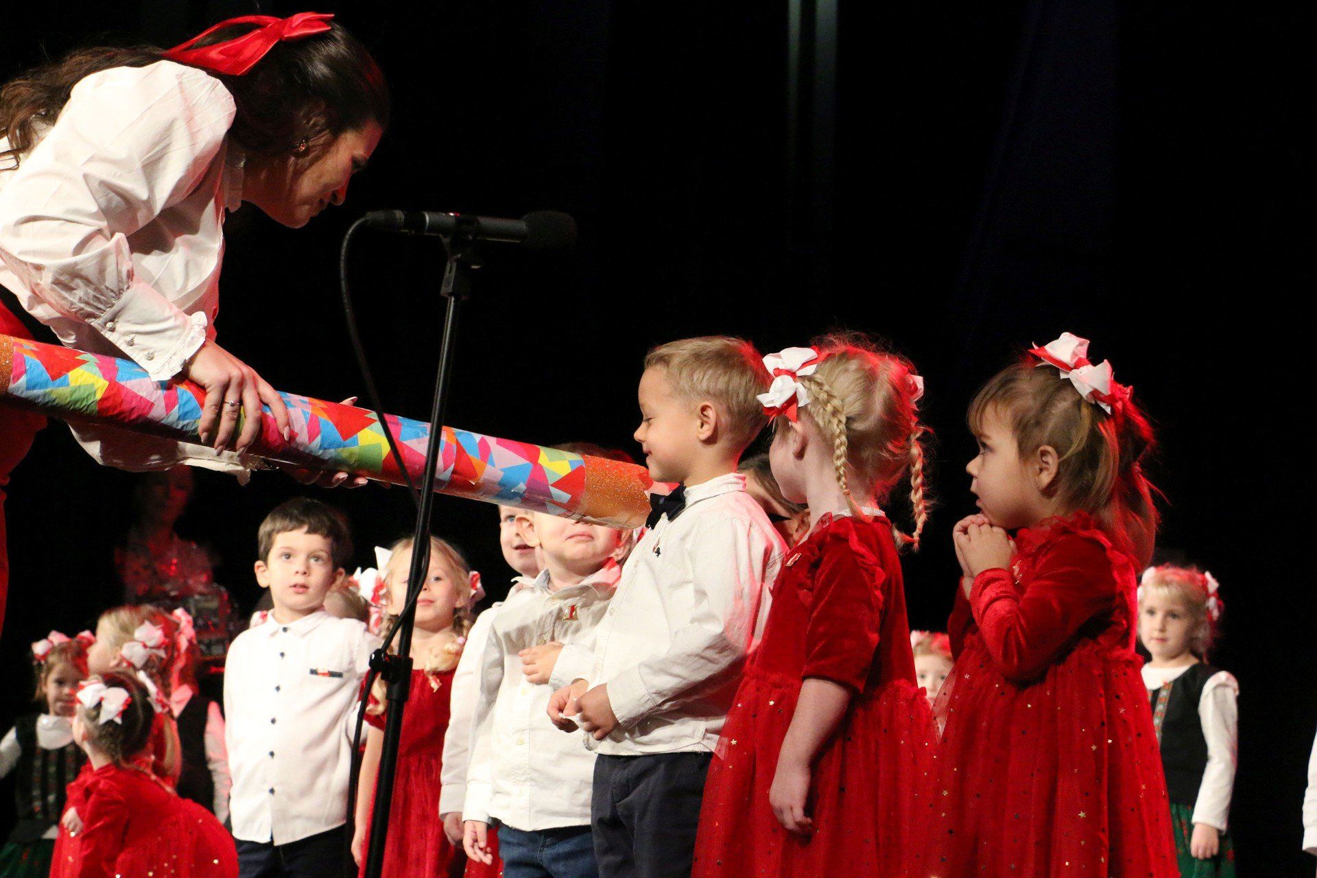 Przedszkolaki z Przedszkola Sióstr Służebniczek podczas patriotycznego występu z okazji Dnia Niepodległości w MCK w Aleksandrowie Kujawskim.