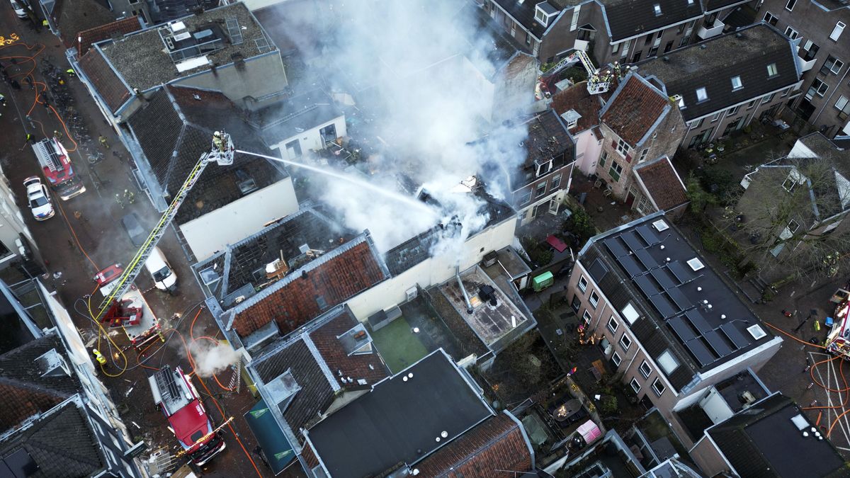 Major fire and report of explosions in Utrecht city center
epa12651692 Firefighters work at the scene of a large fire at a house on Visscherssteeg, Utrecht, Netherlands, 15 January 2026. Several explosions were heard before the fire.  EPA/JEROEN JUMELET 
Dostawca: PAP/EPA.
JEROEN JUMELET
FIRE, FIREFIGHTERS