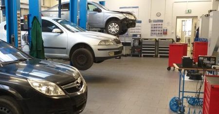 Octavia, vectra i astra. Policja przekazała radiowozy do szkół