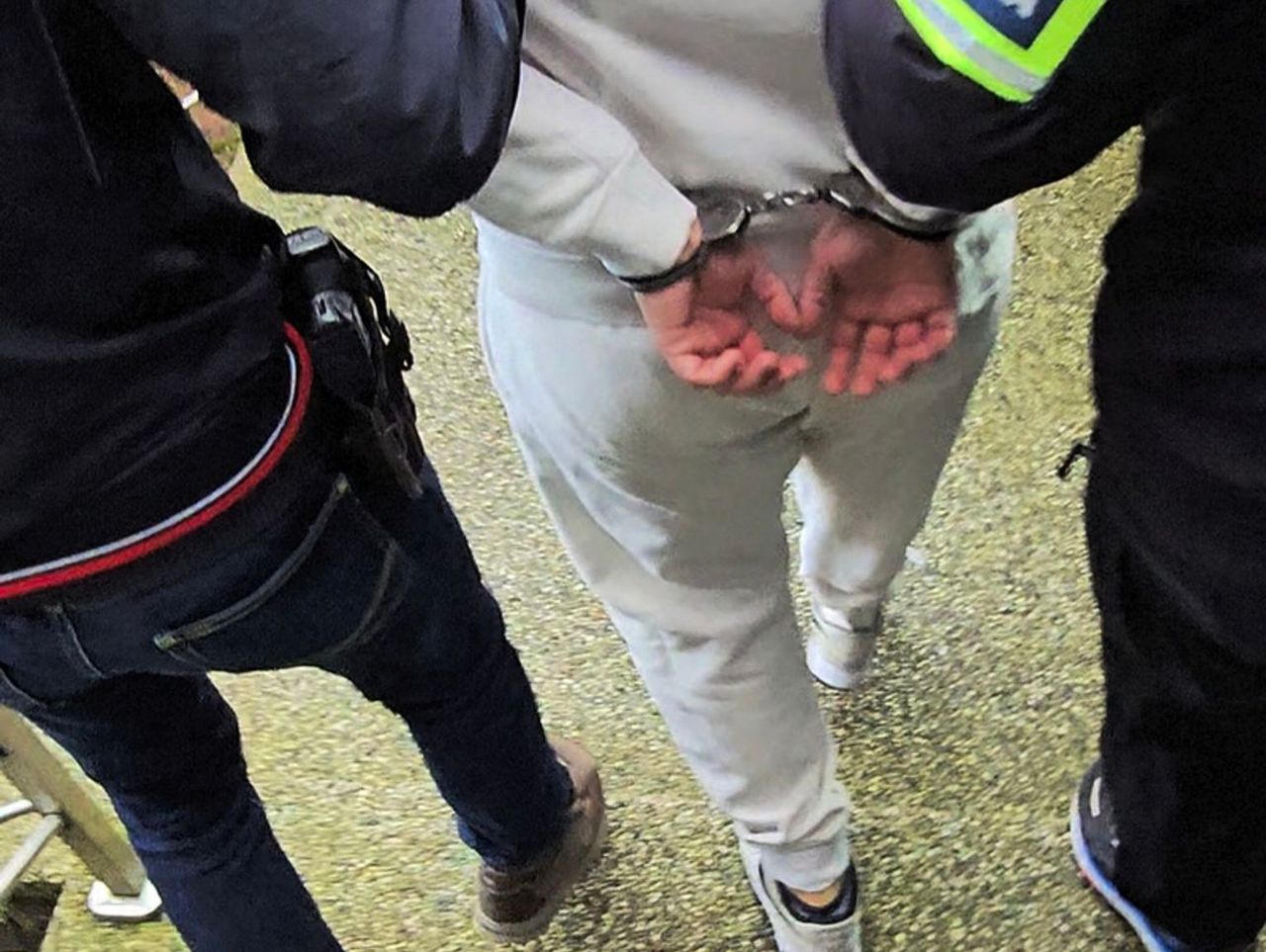 Powiat kamieński: Pijany 17-latek terroryzował rodzinę. Rzucił się na policjantów z nożem