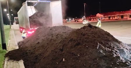 Zatrzymali ciężarówkę z Litwy. Odkrycie służb pod torfem w naczepie