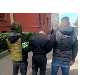 Zadał kilka ciosów znajomemu i jego matce, a ojca pogryzł