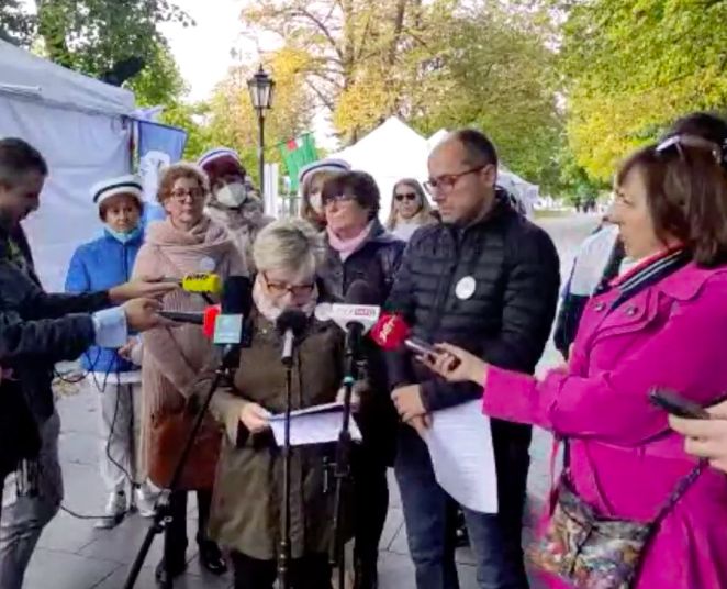 Warszawa. Konferencja prasowa w Białym Miasteczku 2.0. Komitet Protestacyjno-Strajkowy znów domaga się rozmów z premierem Mateuszem Morawickim