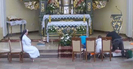 Dzieci z DPS-u na kolanach sprzątały kościół. Siostra zakonna usłyszała zarzuty