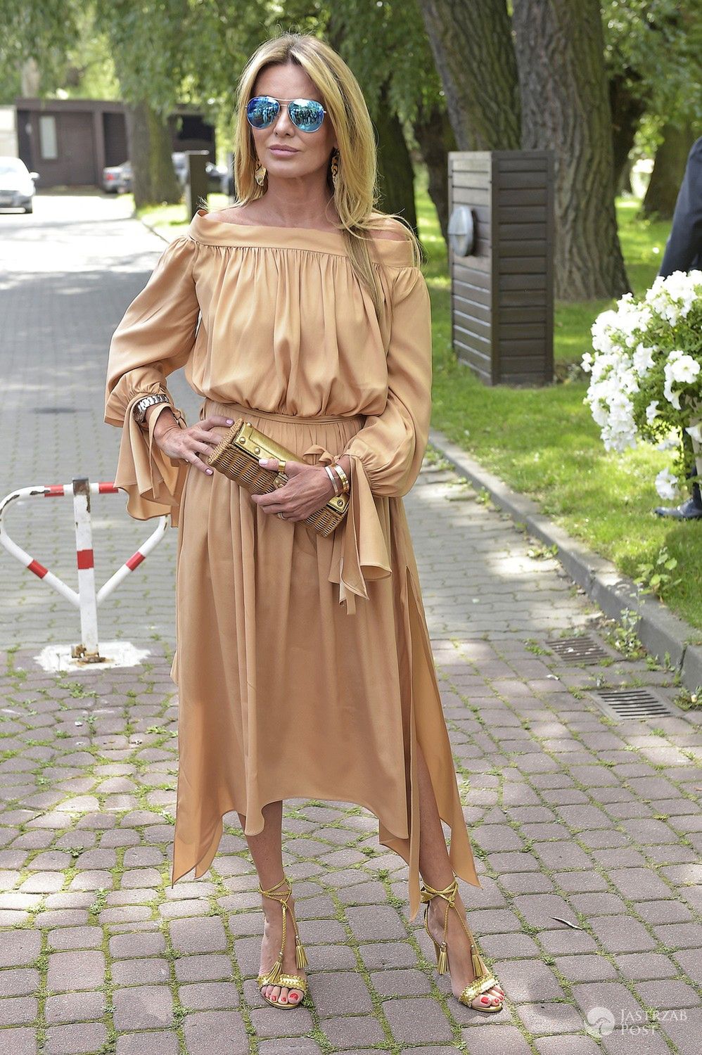 Hanna Lis w złotej sukience Łukasza Jemioła promuje Azja Express