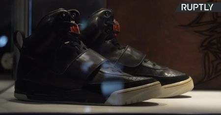 Słynne buty Kanye Westa Air Yeezy z rozdania Grammy trafią pod młotek.