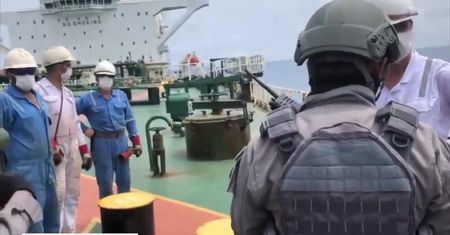 Nielegalny transport ropy u wybrzeży Indonezji