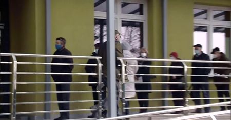 Codziennie przed punktem szczepień w Piszu tworzą się kolejki. “Przyjeżdżają do nas ludzie z całej Polski”