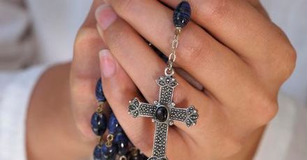 Dlaczego osoby religijne są szczęśliwe?