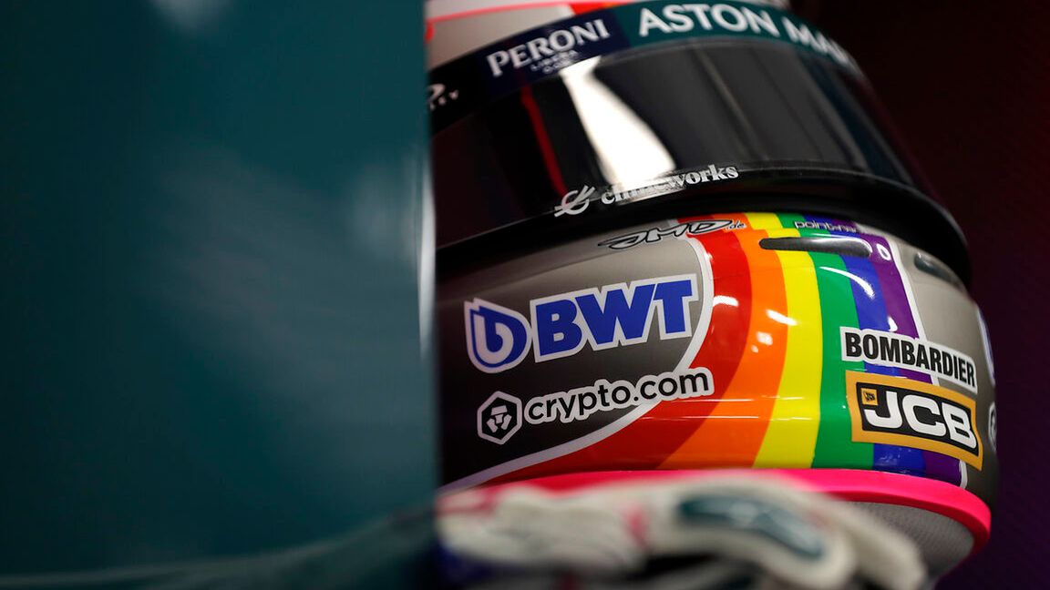 Zdjęcie okładkowe artykułu: Materiały prasowe / Aston Martin / Na zdjęciu: tęczowy kask Sebastiana Vettela