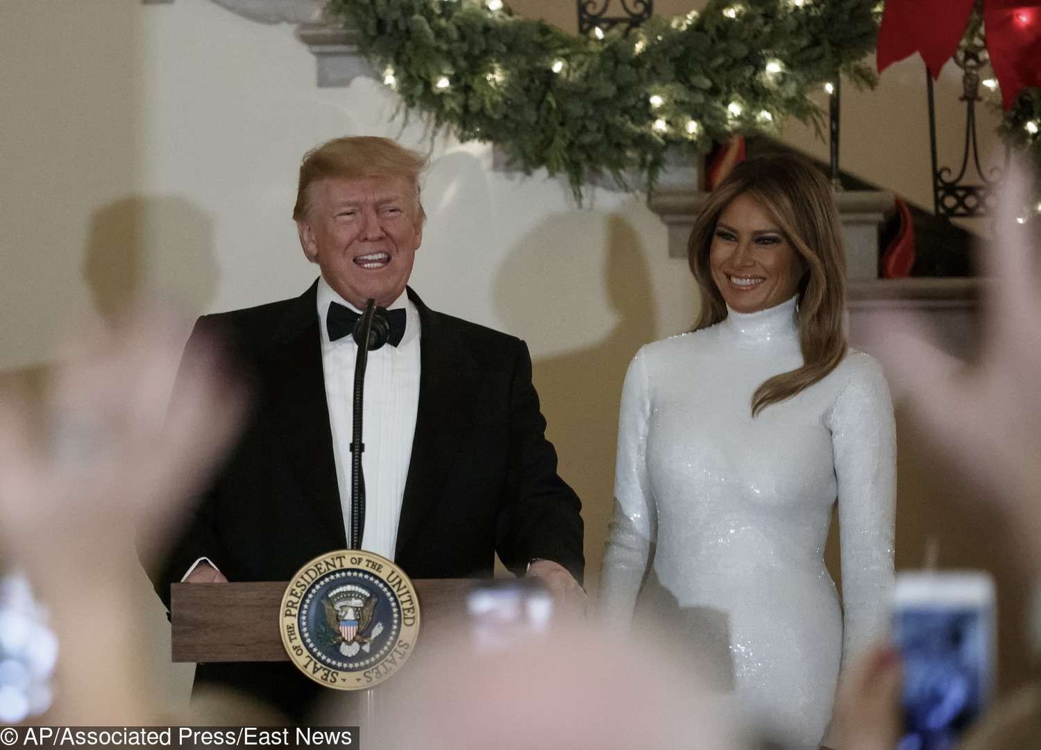 Melania Trump w białej sukni na balu w Białym Domu