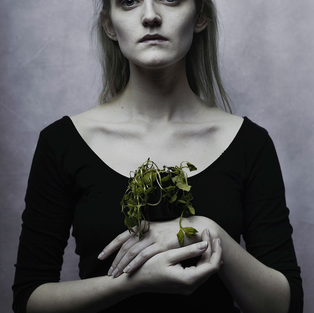 Magdalena Paszko - mroczne, depresyjne portrety kobiet, które są fuzją dwóch osobowości 4