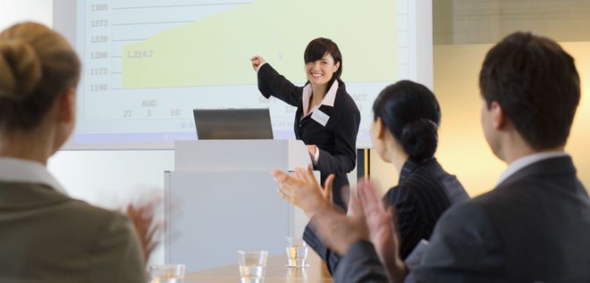 Zagraniczne firmy płacą o 2 tys. więcej