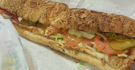 Kanapka na białym pieczywie z kurczakiem, sałatą i pomidorem oraz sosem słodka cebulka (Subway)