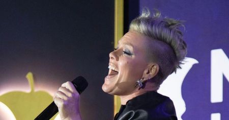 Anna Mucha na koncercie Pink. "Takie show, że aż buty lecą!" Gwiazda została w samych skarpetkach