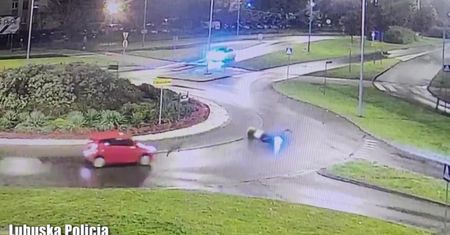 Rowerzysta przewraca się, po chwili najeżdża na niego samochód. Nagranie ku przestrodze