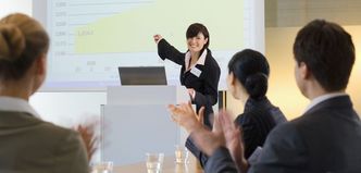 Zagraniczne firmy płacą o 2 tys. więcej