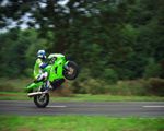 Kombinezon motocyklisty, który informuje rodzinę o wypadku