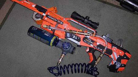 Co student może zrobić z karabinem zabawką? [wideo] 1